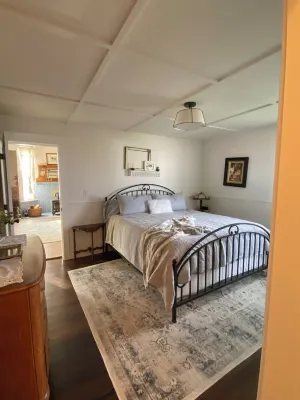 1887 large Ferndale Farmhouse with amazing views! Completely updated. Hotels near Humboldt County Fairgrounds