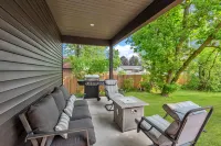 Luxury Property-Walk to Lake and Downtown Lake Geneva. Pet Friendly, Sleeps 8 - 4-Star