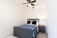 Downtown Bradenton Bliss: 3-Bed Apartment Hotels near Retro Rosie and Cobweb's