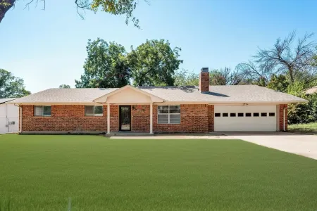 Peaceful 4 Bedroom - Sleeps 12 - Hospital District