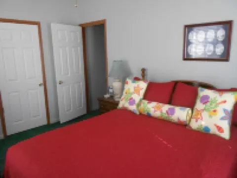 Quiet 3 bedroom, 2 Bath Home located within 1/2 mile of ferry to Cape Lookout