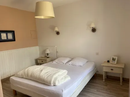 Typical single-storey L-shaped house in the heart of old CHAUCRE