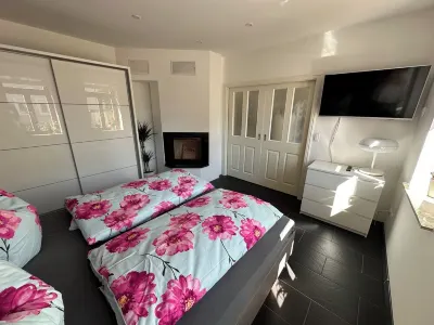 Villa Harmonie-erdgeschoss - 3x Schlafzimmer Dampfsauna Playstation 4 Terrasse Hotels in Cossebaude