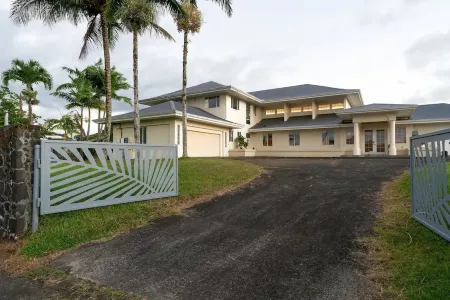 Hilo Villa with pool - 16 guests max