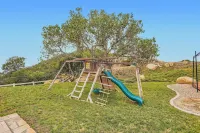 Private Vineyard Oasis: Luxe Estate, 360 Views, Pool/Spa, Theatre, Sports Court!
