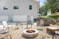 Spacious 6 Bedroom less than 10 min walk to Downtown WI Dells! Sleeps 20+!