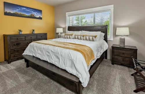 U3 - Stunning Themed Home! - Peloton Bike - 3 King Beds - 1G WiFi - 2 Work Desks