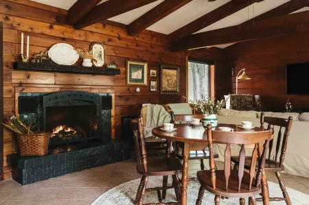 Rosemary on Grand - Cottage Core Lakehouse w/ ADA Dock in Gated Community Отели в г. Клиора