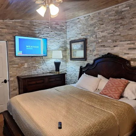 Popular large river home pool, pickelball, basketball, volleyball, nice area