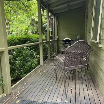 Self contained cottage in 8 acres of amazing gardens adjoining the Ovens River