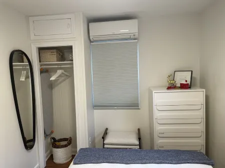 Pristine Downtown 1-Bedroom Steps from State House Отели рядом с достопримечательностью «Уильям Пака Хаус & Гарден»