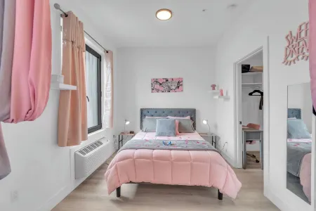 Pink Heaven Cozy Studio Apt. Near NYC/EWR with an Indoor Pool & Free Parking