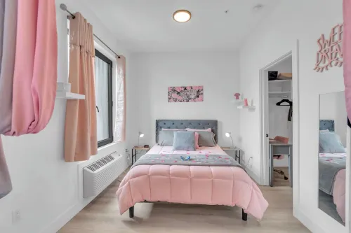 Pink Heaven Cozy Studio Apt. Near NYC/EWR with an Indoor Pool & Free Parking