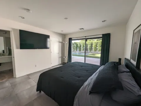 Large Modern 4 Bed in Arcadia w/ Pool & HT - 10min from old town Scottsdale