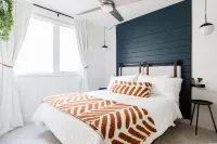 Exquisite views & property! Incredible 3 story + rooftop is waiting for you! Hotels in Eastlake