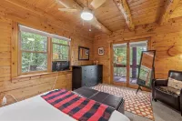 Beautiful Log Cabin on Belleau Lake-All 4 Seasons! 2900 sq ft; Beach-3 min walk!