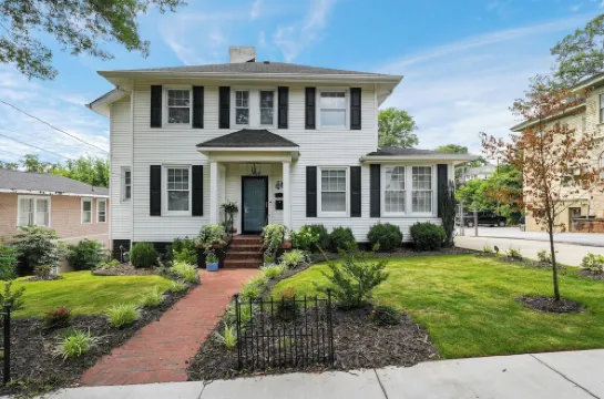 Elegant Colonial, Heart of Downtown