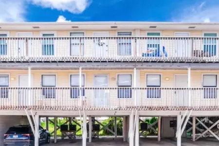 Cozy, Beachy, King Bed| Walk to Beach | Bring Fido Отели рядом с достопримечательностью «W Beach Blvd»