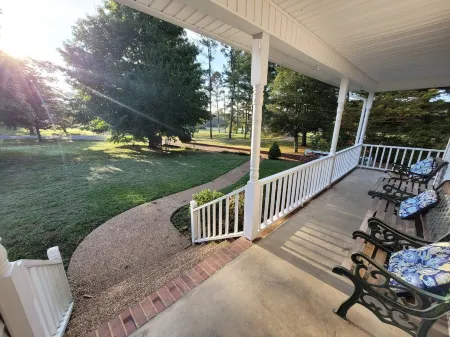 Riverside Getaway - Enjoy Quiet Life Right on the Duck River