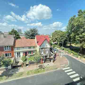 Cosy 2-room apartment with parking near Hôtel de Ville station Courneuve Others