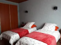 Furnished 2 bedrooms, 4-5 pers. garage, comfortable, close to shops and beach