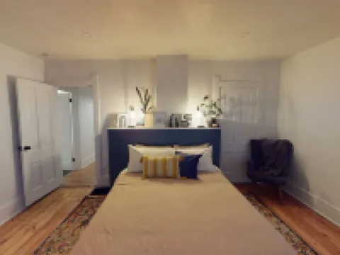 Beautiful Two Story, Downtown Home, One Block from the Square, Hotels in Monroe