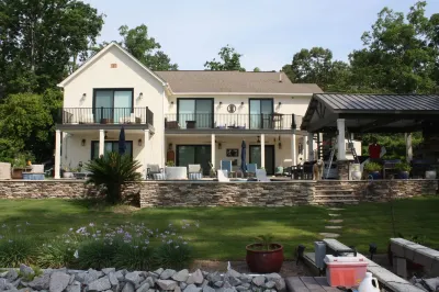 Relaxing lake front cottage! Pool, outdoor kitchen, Dog Friendly!