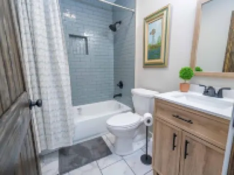 Secluded Tenkiller Cabin close to all Marinas! Less than 5 Minutes from Marinas!