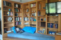 Convenient walk to UC, Haas, MSRI, Simons and Goldman School. Historic home.