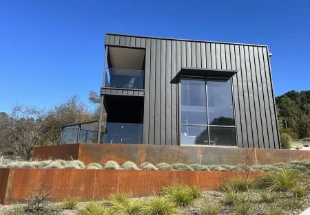 Ambleside - Mt Panorama Racing Circuit. Stay trackside on Conrod Straight!