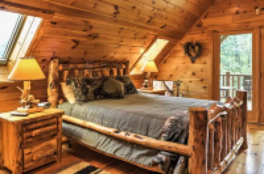 NEW! FOLEY'S LOG CABIN with Hot Tub