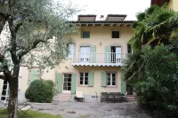 Lake Garda: Idyllic villa in quiet village center with olive and palm trees garden 나고 호텔