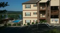 Table Rock Lake, Luxury Lake front condo, jacuzzi ,5 min to Silver Dollar City