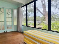 Designer Retro Beach Shack on the lakefront Hotels in Bawley Point