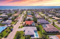 Island Vibes Beach House~ 4 Min. Walk 2 Beach • Heated Pool • King Beds Hotels in Melbourne Beach