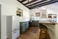 Downtown Bellefonte Modern Loft- 9 miles to PSU Hotels in Bellefonte