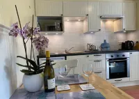 Situated in a Quiet Location With Off-street Parking. Ideal for Couples - 주방