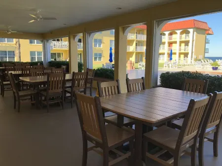 Beach front condo with ocean views and community pool. 2/2 on non drive beach. Отели в г. Нью Смирна Бич