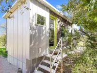 Tree House Tiny Home Các khách sạn gần Family Business Beer Company