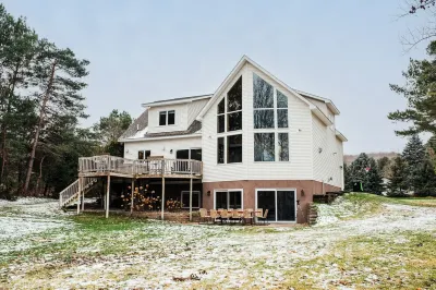 FallWater - 5BR Lakehouse, WtrFrnt, Ht Tub, F/pit. Close to Ski and Golf!