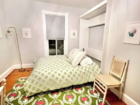 Large newly renovated Cape Victorian 5 blocks from the beach, sleeps 12