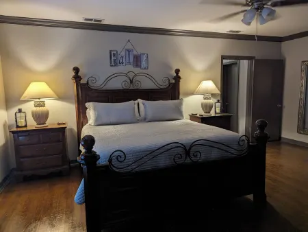 Big Red Comfortable, welcomes pets, & sleeps 6