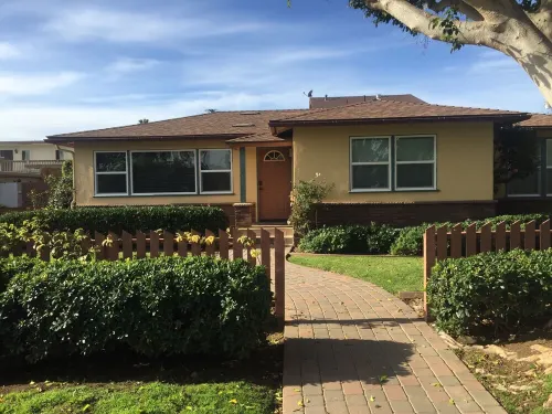 Renovated bungalow, Private backyard, near beach/restaurants, AC, Bikes