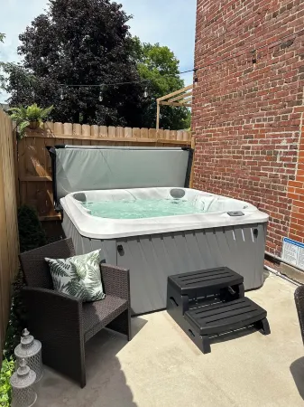 The Courthouse Loft - History with a hot tub!