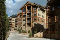 True Ski-in/Ski-Out Luxury at Lone Eagle – Highest 2Br on the Slope Side