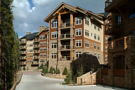 Ski-In/Ski-Out 2BR/3BA Condo with Mountain Views!