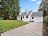 Modern Downtown Lake Oswego Home! Hotels in Lake Oswego
