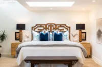 Historic Villa🚶1 min from Lake Hefner🏊 Hot Tub 🎱Pool Table🐶Friendly🎣Fishing