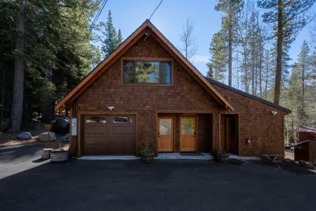 River-View Chalet 5 Minutes to Squaw Valley 10 minutes to Lake Tahoe Отели рядом с достопримечательностью «Squaw Valley Ski Area»