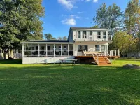Cozy 3bd/3bth on Thornapple Lake, close to boat launch, shopping, restaurants!